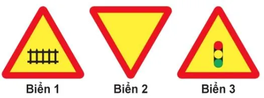 Ba biển tam giác nền vàng viền đỏ: biển 1 vẽ hàng rào chắn, biển 2 là tam giác ngược để trống, biển 3 vẽ cột đèn ba màu đỏ, vàng, xanh.