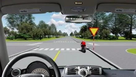 Góc nhìn từ ghế lái ô tô: phía trước là một xe mô tô đang tới nơi đường giao nhau có vạch sang đường cho người đi bộ và biển tam giác ngược.