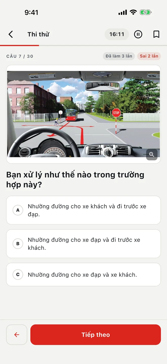 Một câu hỏi thi thử bằng tiếng Việt, có hình nhìn từ ghế lái, đồng hồ đang đếm giờ.