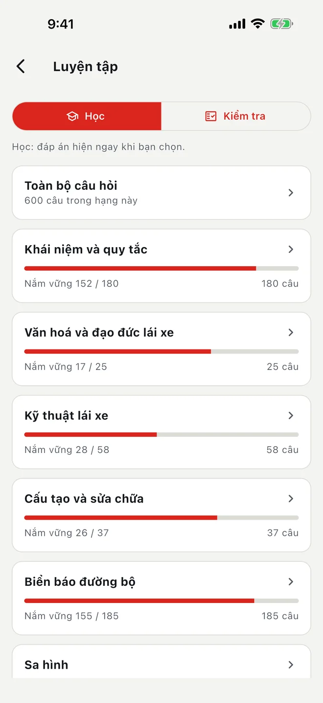 Màn hình Luyện tập bằng tiếng Việt: chế độ Học và Kiểm tra, Toàn bộ câu hỏi, và các chương kèm thanh mức nắm vững.